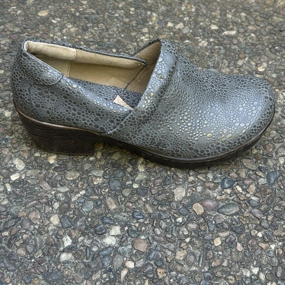 BOC Born Concepts Gray Pebble Pattern Peggy Faux Leather Slip On Clogs Size 9 M - Picture 10 of 14